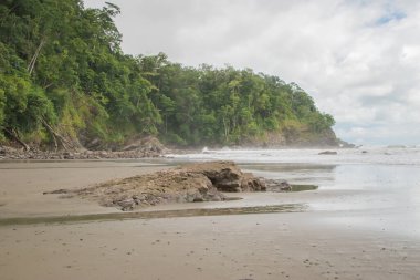 Playa Ventanas, Güney Pasifik Bölgesi 'nde Ojochal yakınlarında yer almaktadır.