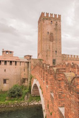 Castelvecchio Müzesi. Eski Verona kasabasında şehir turu. Verona, İtalya 'da 4 Ekim 2021' de çekildi.