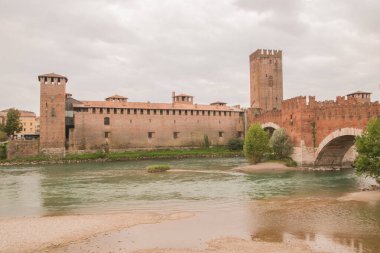Castelvecchio Müzesi. Eski Verona kasabasında şehir turu. Verona, İtalya 'da 4 Ekim 2021' de çekildi.