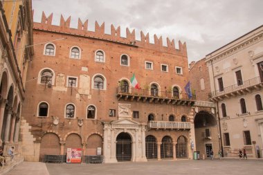 Eski Verona kasabasında şehir turu. Verona, İtalya 'da 4 Ekim 2021' de çekildi.