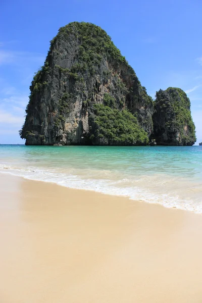 Hermosa isla de piedra caliza — Foto de Stock