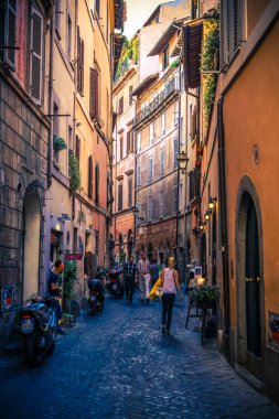 Yaz aylarında Roma sokaklarında. İtalya.