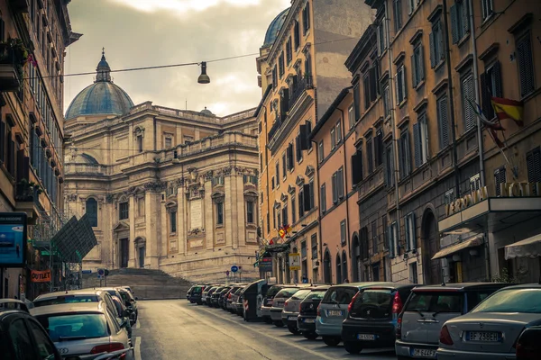 V ulicích Říma v létě. Itálie. — Stock fotografie