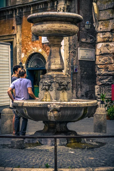 Nas ruas de Roma no verão. Itália . — Fotografia de Stock