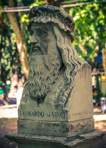 Leonardo da vinci. a Tuileries kert. Roma. Olaszország. — Stock Fotó