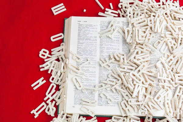 Las letras están dispersas en el libro —  Fotos de Stock