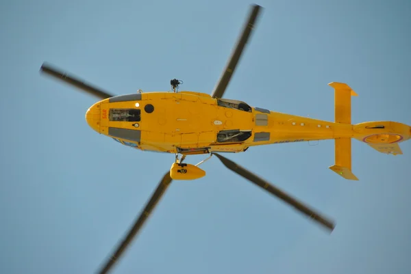 Flying helikopter — Stockfoto