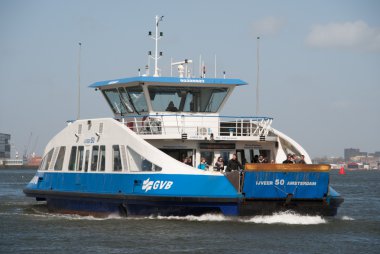 amsterdam Merkez İstasyonu'na arkasında feribota