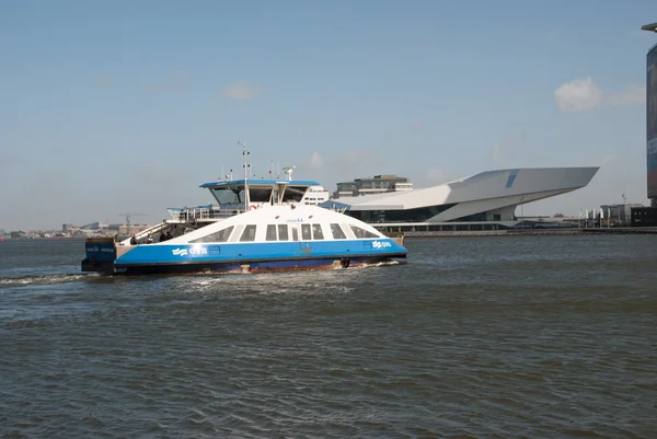 De veerboot achter het centraal station van amsterdam — Stockfoto