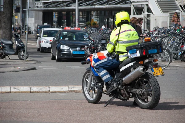 Un oficial de policía supervisa — Foto de Stock