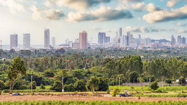 Pattaya şehri gündüz gözüyle tepeden görünüyor.