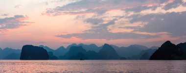Gün batımında Halong bay Vietnam
