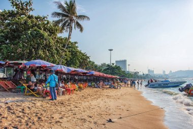 Gündüz vakti Pattaya plajı