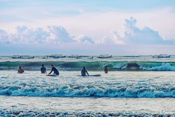 Surfistas Esperando Las Olas Bali — Foto de Stock