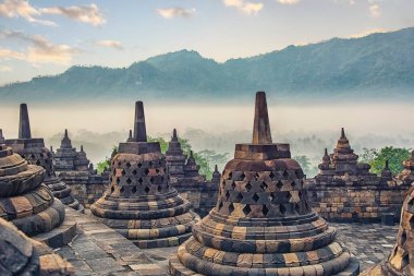 Orta Cava, Endonezya 'daki Borobudur Budist Anıtı