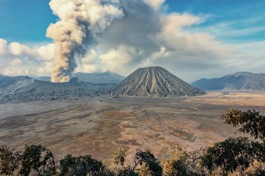 Sabahın erken saatlerinde Mount Bromo, aktivite
