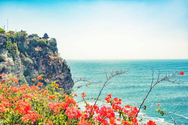 Endonezya 'daki Bali adasındaki uçurumun yanındaki Hindu tapınağı.