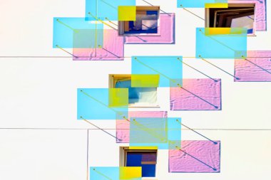 Renkli modern mimari pencereler