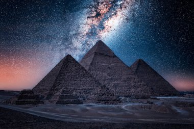 Mısır 'da geceleri Giza Piramitleri 