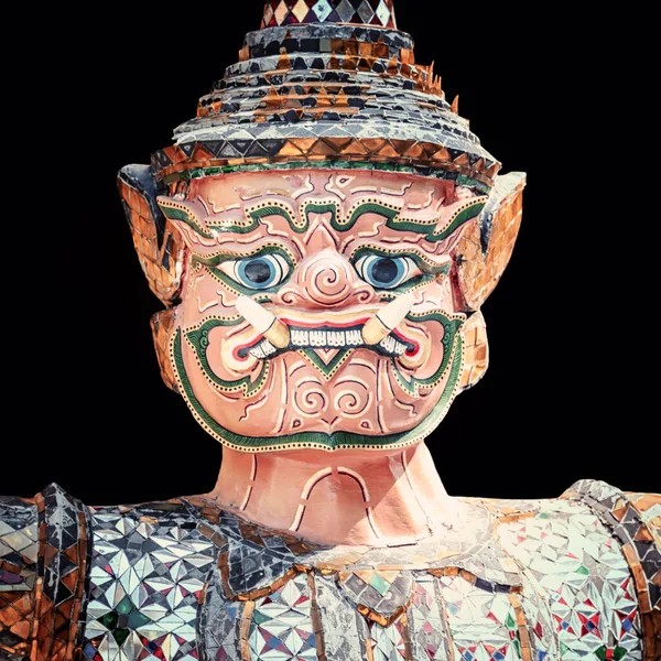 曼谷大殿翡翠佛寺的守护雕像 — 图库照片
