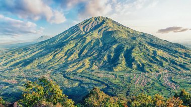 Merbabu volkanı Merapi 'den görüldü.