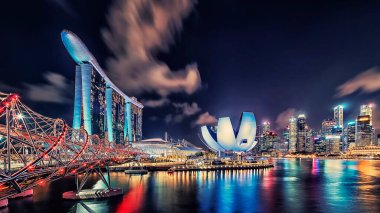Marina tarafından gece Singapur'da defne