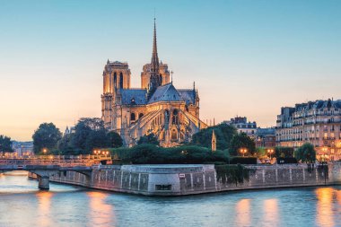 Günbatımında Paris 'te Notre-Dame Katedrali