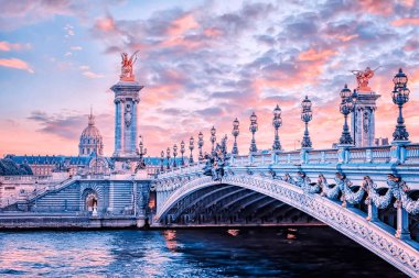 Alexandre III Köprüsü Paris 'te gün batımında