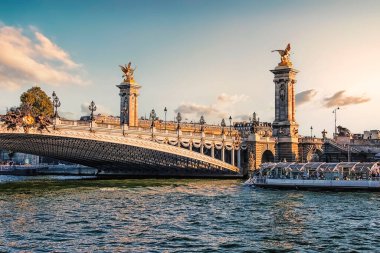 Alexandre III Köprüsü Paris 'te gün batımında