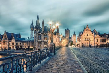 Gent şehri Belçika 'da alacakaranlıkta