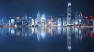 Hong Kong şehri Victoria Limanı 'ndan izleniyor.