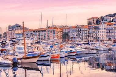 Fransız Rivierası üzerindeki Cannes şehri.