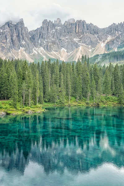 Lago Carezza Nelle Dolomiti Italiane — Foto Stock