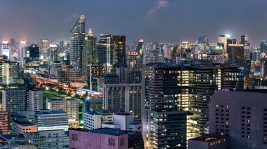 Geceleri Bangkok 'un Sukhumvit bölgesinde.