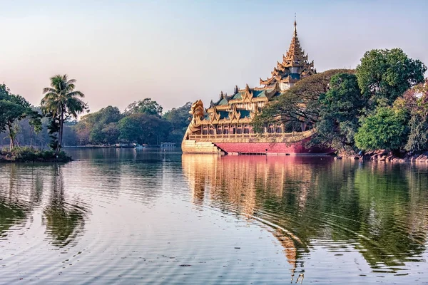 Ünlü Karaweik Sarayı Ile Yangon Şehirde Kandawgyi Gölü — Stok fotoğraf