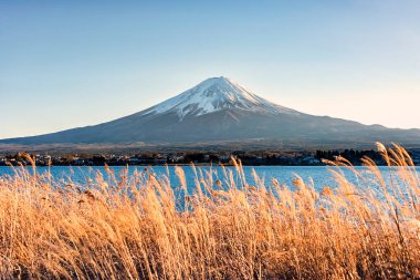 Fuji Dağı'nın Kawaguchi gölden batımında, Japonya görüntülendi.