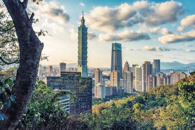 Taipei şehri gün batımında tepeden izleniyor, Tayvan