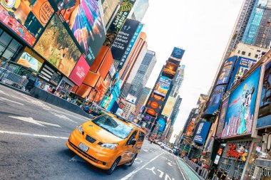 Times Meydanı, New York, Manhattan 'ın merkezindeki büyük ticari kavşak.