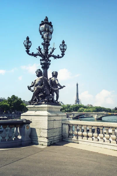 エッフェル塔は パリのアレクサンドル 世橋から見た — ストック写真