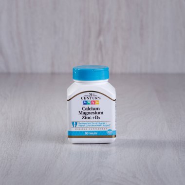 Kamyanets-Podilskyi, Ukrayna - 23 Ocak 2022: 21. yüzyıl, Kalsiyum Magnezyum Zinc + D3, 90 Tablet
