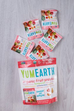 Kamyanets-Podilskyi, Ukrayna - 23 Ocak 2022: YumEarth, Organik Meyve Atıştırmaları, Tropikal, 10 Paket