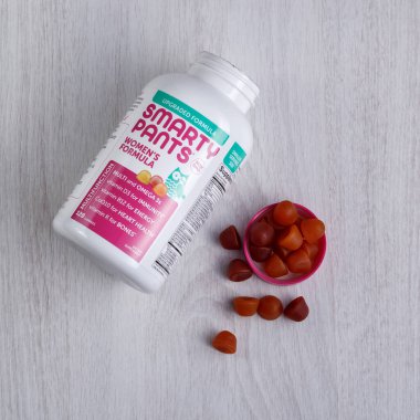 Kamyanets-Podilskyi, Ukrayna - 23 Ocak 2022: Kamyanets-Podilskyi, Ukrayna - 23 Ocak 2022: SmartyPants, Women 's Formula, Lemon Creme, Blueberry ve Orange, 120 Gummies