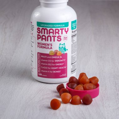 Kamyanets-Podilskyi, Ukrayna - 23 Ocak 2022: Kamyanets-Podilskyi, Ukrayna - 23 Ocak 2022: SmartyPants, Women 's Formula, Lemon Creme, Blueberry ve Orange, 120 Gummies