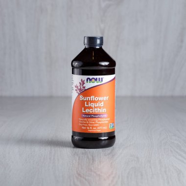 Kamianets-Podilskyi, Ukrayna, 7 Mart 2022: turuncu etiketli karanlık şişe. Bir şişe ayçiçeği likit lecithin. Şu andan itibaren Sıvı Lecithin. 