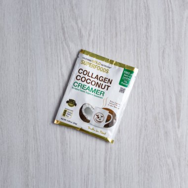 Kamianets-Podilskyi, Ukrayna, 7 Mart 2022: Ahşap masada duran bir paket kolajen hindistan cevizi kreması. Kaliforniya altın süper gıda kreması. 