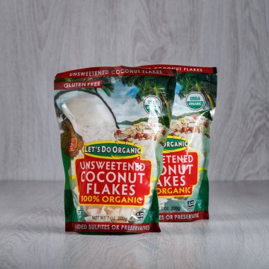 Kamianets-Podilskyi, Ukrayna, 15 Mart 2022: iki büyük siyah paket aperatif. Bir paket şekersiz hindistan cevizi gevreği. % 100 organik atıştırmalık. 