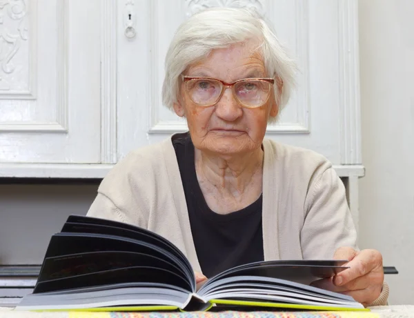 Das interessante Buch — Stockfoto