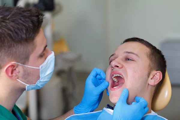 Frenos dentales — Foto de Stock