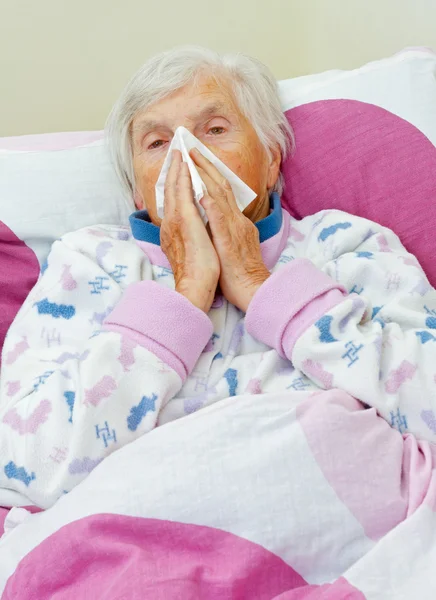 Senior mulher deitada na cama — Fotografia de Stock