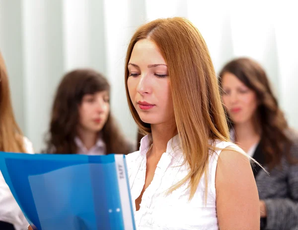 Hermosa secretaria mujer —  Fotos de Stock